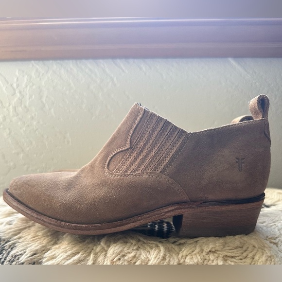 FRYE Billy Tan Suede Shootie. Women’s Size 7.5. Slip-on bootie. Western, Boho - Picture 3 of 12
